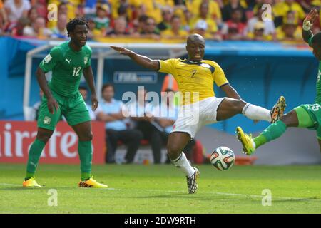 Il colombiano Pablo Armero ha combattuto il Wilfried Bony della Costa d'Avorio durante la Coppa del mondo di calcio 2014 prima partita del Gruppo D partita Colombia contro Costa d'Avorio allo Stadio Nazionale di Brasilia, Brasile , il 19 giugno 2014. La Colombia ha vinto 2-1. Foto di Henri Szwarc/ABACAPRESS.COM Foto Stock