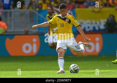 Il colombiano James Rodriguez durante la Coppa del mondo di calcio 2014 primo turno Gruppo D match Colombia contro Costa d'Avorio al National Stadium, Brasilia, Brasile , il 19 giugno 2014. La Colombia ha vinto 2-1. Foto di Henri Szwarc/ABACAPRESS.COM Foto Stock