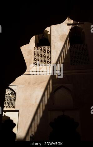 All'interno del Castello di Jabreen, Oman Jabreen o Jibreen Castel. Un forte Omani del XVII secolo vicino a Bahla nel governatorato Oman di al Dakhiyah. Spesso trascurato come una potenziale destinazione di viaggio e tuttavia la sua ricca storia e la cultura secolare che ha così tanto da offrire. Oman è un paesaggio incredibilmente diversificato di alate tropicali con palme, deserti remoti e verdi montagne terrazzate, prosperosi Souk e una delle persone più accoglienti della regione del Golfo Arabico e deve meritare ulteriore attenzione. Foto Stock