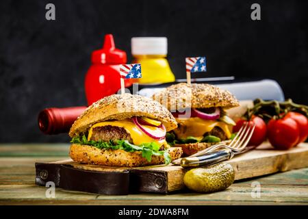 Fatti in casa e carni bovine ciabatta hamburger su sfondo di legno, lo spazio per il testo Foto Stock