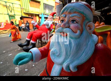 Kolkata, India. 22 dicembre 2020. Effigi di Babbo Natale sono in mostra sulla strada per il prossimo Festival di Natale. Credit: SOPA Images Limited/Alamy Live News Foto Stock