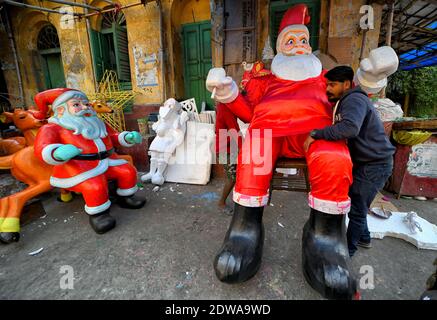 Kolkata, India. 22 dicembre 2020. Un artista ha visto dare un tocco finale ad un effigy di Babbo Natale prima del festival. Credit: SOPA Images Limited/Alamy Live News Foto Stock