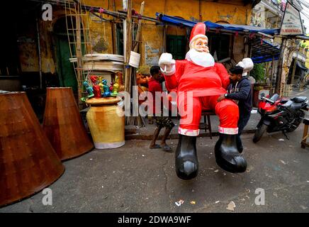 Kolkata, India. 22 dicembre 2020. Gli artisti hanno visto trasportare un effigy di Babbo Natale per dare un tocco finale. Credit: SOPA Images Limited/Alamy Live News Foto Stock