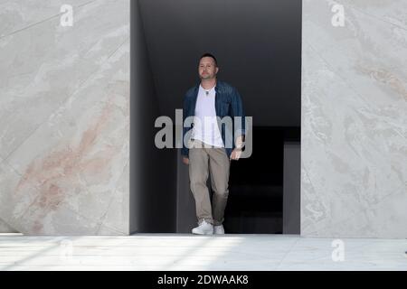 Il designer Kim Jones si presenta dopo la mostra della collezione di abbigliamento maschile Louis Vuitton Primavera-Estate 2015, come parte della Paris Fashion Week di Parigi, Francia, il 26 giugno 2014. Foto di Nicolas Briquet/ABACAPRESS.COM Foto Stock