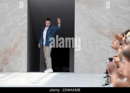 Il designer Kim Jones si presenta dopo la mostra della collezione di abbigliamento maschile Louis Vuitton Primavera-Estate 2015, come parte della Paris Fashion Week di Parigi, Francia, il 26 giugno 2014. Foto di Nicolas Briquet/ABACAPRESS.COM Foto Stock