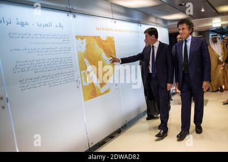 Il primo ministro francese Manuel Valls con il presidente dell'Istituto del mondo arabo (Institut du Monde Arabe (IMA) in francese) Jack Lang Visita 'Hajj, il pellegrinaggio alla Mecca' (Hajj, le pelerinage a la Mecque in francese) mostra all'Istituto del mondo arabo di Parigi, Francia il 26 giugno 2014 . La mostra si svolge fino al 10 agosto 2014. Foto di Xavier de Torres/piscina/ABACAPRESS.COM Foto Stock