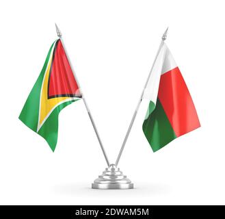 Madagascar e Guyana bandiere da tavolo isolate su rendering 3D bianco Foto Stock