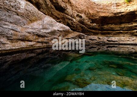 Tiwi, Oman. 26 Maggio 2014. Il bel pozzo di acqua di mare Bimmah in Wadi Shab, Oman.spesso trascurato come una potenziale destinazione di viaggio e tuttavia la sua ricca storia e la cultura secolare che ha così tanto da offrire. Oman è un paesaggio incredibilmente diversificato di alate tropicali con palme, deserti remoti e verdi montagne terrazzate, prosperosi Souk e una delle persone più accoglienti della regione del Golfo Arabico e deve meritare ulteriore attenzione. Credit: John Wreford/SOPA Images/ZUMA Wire/Alamy Live News Foto Stock
