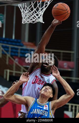 Pechino, la provincia cinese di Zhejiang. 22 dicembre 2020. Dakari Johnson (TOP) di Qingdao Eagles compete per un rimbalzo durante la 21a partita tra Qingdao Eagles e Jiangsu Dragons alla stagione 2020-2021 della Chinese Basketball Association (CBA) League a Zhuji, provincia di Zhejiang, 22 dicembre 2020. Credit: WU Zhuang/Xinhua/Alamy Live News Foto Stock