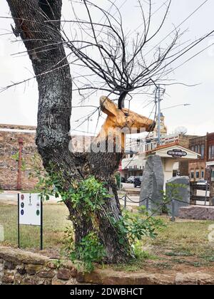 Liano,Texas - Nov.11,2020 testa di cervo intagliata in vecchio albero nel centro di Liano parco della città dall'artista Joaquin Cortez. Liano è conosciuta come la capitale dei cervi di te Foto Stock