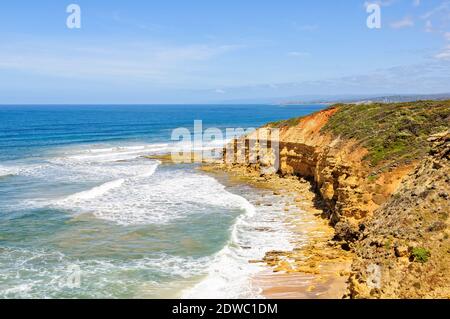 Le scogliere di arenaria a Point Addis sono costantemente modellate dalle onde dell'Oceano Meridionale - Anglesea, Victoria, Australia Foto Stock