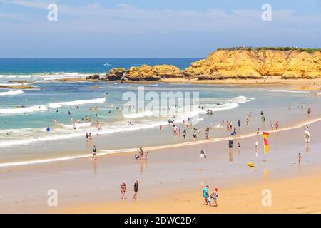 I turisti e gli abitanti del luogo si godono un'ottima vacanza sulla spiaggia sabbiosa di Front Beach a Point Danger - Torquay, Victoria, Australia Foto Stock