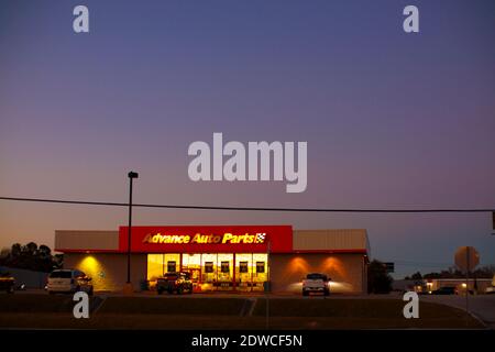 Columbia County, GA USA - 12 22 20: Auto avanzata con vista notturna sulla strada Foto Stock