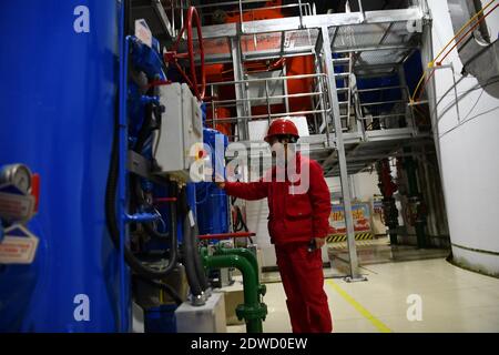 L'ultima unità a turbina della centrale di stoccaggio a pompaggio Jixi è collegata alla rete elettrica per la generazione di energia, il che indica che il più grande numero di pum della Cina Foto Stock