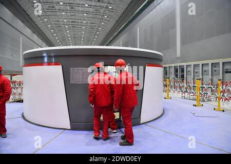 L'ultima unità a turbina della centrale di stoccaggio a pompaggio Jixi è collegata alla rete elettrica per la generazione di energia, il che indica che il più grande numero di pum della Cina Foto Stock