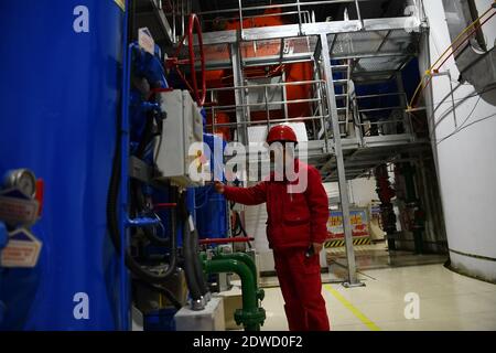 L'ultima unità a turbina della centrale di stoccaggio a pompaggio Jixi è collegata alla rete elettrica per la generazione di energia, il che indica che il più grande numero di pum della Cina Foto Stock