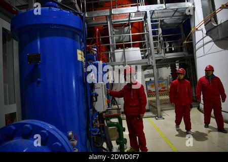 L'ultima unità a turbina della centrale di stoccaggio a pompaggio Jixi è collegata alla rete elettrica per la generazione di energia, il che indica che il più grande numero di pum della Cina Foto Stock