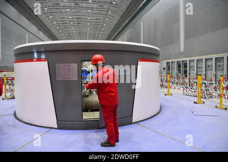 L'ultima unità a turbina della centrale di stoccaggio a pompaggio Jixi è collegata alla rete elettrica per la generazione di energia, il che indica che il più grande numero di pum della Cina Foto Stock