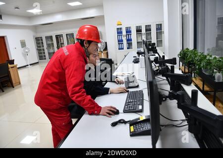 L'ultima unità a turbina della centrale di stoccaggio a pompaggio Jixi è collegata alla rete elettrica per la generazione di energia, il che indica che il più grande numero di pum della Cina Foto Stock