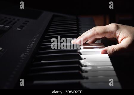 Musicista ad un concerto che suona il pianoforte Foto Stock