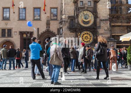 Praga, Repubblica Ceca - 2 maggio 2017: I turisti si trovano vicino all'Orologio Astronomico di Praga, o Orloj di Praga. È un orologio astronomico medievale situato in Foto Stock