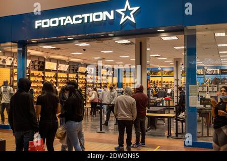 Linea socialmente distanziata al negozio Footaction, Columbia Mall, Kennewick, Washington state, USA Foto Stock