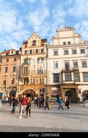 Praga, Repubblica Ceca - 30 aprile 2017: La gente cammina nella Piazza della Città Vecchia di Praga. Foto verticale Foto Stock