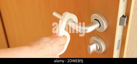 Uno strumento per aprire la porta in Corona Times Foto Stock