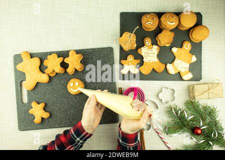 Frese torta decorazione stampi, vista dall'alto. Rosso a forma di cuore  cookie cutter stampi per biscotti e copia di spazio. Felice il giorno di  San Valentino Foto stock - Alamy