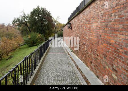 Percorso acciottolato e acciottolato lungo il muro di redstone Foto Stock