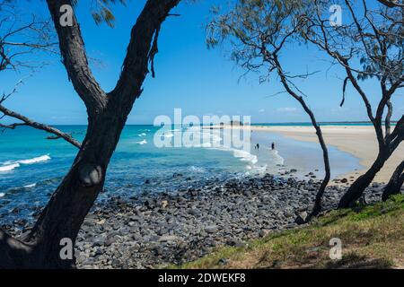 La famosa idilliaca spiaggia di sabbia di Elliott Heads, Queensland, QLD, Australia Foto Stock