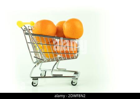 Tangerini freschi su sfondo bianco e spazio per il testo. Tangerini in un carrello Foto Stock