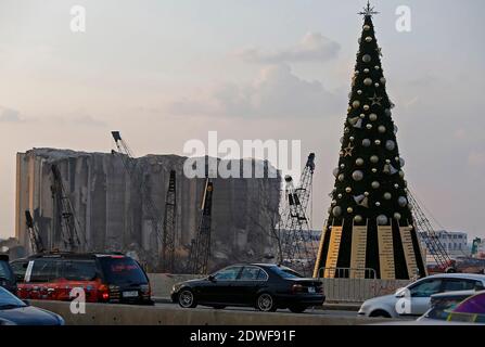 Beirut, Libano. 22 dicembre 2020. Un albero di Natale con i nomi di coloro che sono morti durante l'esplosione del porto di Beirut è visto vicino a un silo di grano danneggiato, a Beirut, Libano, il 22 dicembre 2020. Due enormi esplosioni hanno scosso il porto di Beirut il 4 agosto, uccidendo almeno 190 persone mentre ne sono circa 6,000, oltre a lasciare 300,000 senzatetto. Credit: Bilal Jawich/Xinhua/Alamy Live News Foto Stock