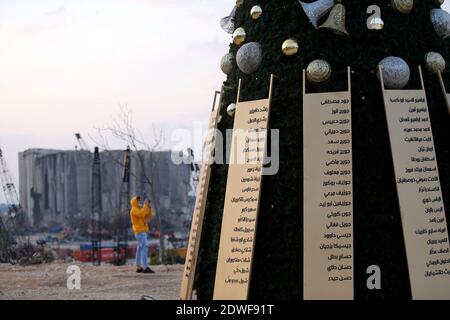 Beirut, Libano. 22 dicembre 2020. Un albero di Natale con i nomi di coloro che sono morti durante l'esplosione del porto di Beirut è visto vicino a un silo di grano danneggiato, a Beirut, Libano, il 22 dicembre 2020. Due enormi esplosioni hanno scosso il porto di Beirut il 4 agosto, uccidendo almeno 190 persone mentre ne sono circa 6,000, oltre a lasciare 300,000 senzatetto. Credit: Bilal Jawich/Xinhua/Alamy Live News Foto Stock