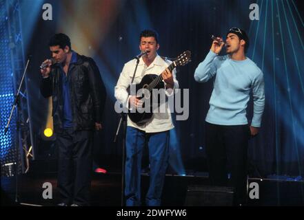 NO MERCY, amerikanische Pop-Gruppe: Marty Cintron und die Zwillinge Ariel und Gabriel Hernandez, hier bei einem TV-Auftritt circa 1998. NO MERCY, American Pop Group: Marty Cintron e i gemelli Ariel e Gabriel Hernandez, durante una performance televisiva del 1998 circa. Foto Stock