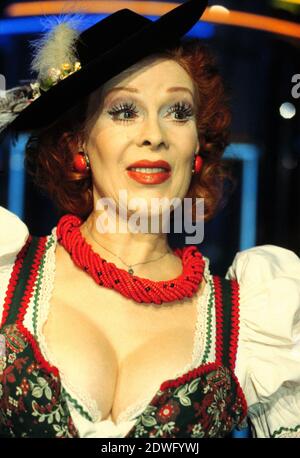 ELISABETH VOLKMANN, deutsche Schauspielerin, Ritratto im Dirndl, circa 1998. ELISABETH VOLKMANN, attrice tedesca, con costume tradizionale Dirndl, circa 1998. Foto Stock