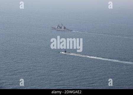 Handout foto del 21 dicembre 2020 del sottomarino missilistico guidato USS Georgia (SSGN 729), davanti, transita lo stretto di Hormuz con gli incrociatori missilistici guidati USS Port Royal (CG 73) e USS Philippine Sea (CG 58), Non picturedLa Marina statunitense sembra inviare un messaggio in Iran sotto forma di sottomarino missilistico guidato dotato di tremende truppe d'arma da fuoco e forse di operazioni speciali. Il sottomarino missilistico guidato USS Georgia di classe Ohio ha navigato nel Golfo Persico lunedì. Per la prima volta in otto anni, la Marina ha annunciato la presenza di un sottomarino a missili guidati nei pers Foto Stock