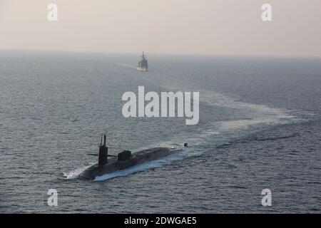 Handout foto del 21 dicembre 2020 del sottomarino missilistico guidato USS Georgia (SSGN 729), davanti, transita lo stretto di Hormuz con gli incrociatori missilistici guidati USS Philippine Sea (CG 58) e USS Port Royal (CG 73), Non picturedLa Marina statunitense sembra inviare un messaggio in Iran sotto forma di sottomarino missilistico guidato dotato di tremende truppe d'arma da fuoco e forse di operazioni speciali. Il sottomarino missilistico guidato USS Georgia di classe Ohio ha navigato nel Golfo Persico lunedì. Per la prima volta in otto anni, la Marina ha annunciato la presenza di un sottomarino a missili guidati nei pers Foto Stock