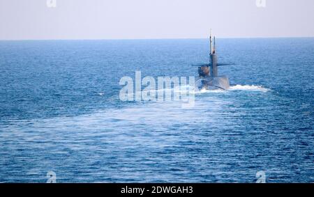 Handout photo datato 21 dicembre 2020 del sottomarino missilistico guidato della classe Ohio USS Georgia (SSGN 729) transita sullo stretto di HormuzLa Marina statunitense sembra inviare un messaggio in Iran sotto forma di sottomarino missilistico guidato dotato di tremende truppe di fuoco e forse di operazioni speciali. Il sottomarino missilistico guidato USS Georgia di classe Ohio ha navigato nel Golfo Persico lunedì. Per la prima volta in otto anni, la Marina ha annunciato la presenza di un sottomarino a missili guidati nel Golfo Persico. U.S. Navy Photo by Mass Communication Specialist seconda Classe Indra Beaufort via ABACAP Foto Stock