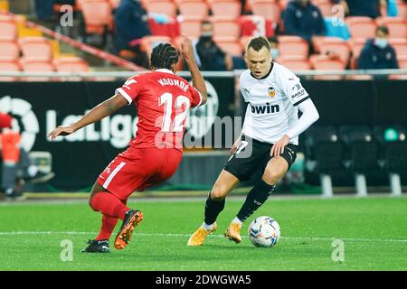 Denis Cheryshev di Valencia CF e Jules Kounde di Siviglia Durante il campionato spagnolo la Liga calcio mach tra V / LM Foto Stock