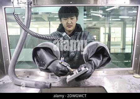 Shenyang, Shenyang, Cina. 23 dicembre 2020. Liaoning, CHINA-A operaio lavora su una linea di produzione di stampa 3D presso Shenyang Duowei Technology Development Co., LTD a Shenyang, provincia di Liaoning, 22 dicembre 2020. Si comprende che Shenyang Duwei Technology Development Co., Ltd. Grazie alla combinazione di tecnologia Internet e tecnologia 3D per trasformare la creatività in realtà. Nel campo della medicina, il Centro di sviluppo rapido di Duval Science and Technology ha stampato un modello 1:1 di CT dati trasformati di bambini con scoliosi congenita per la diagnosi medica e la comunicazione preoperatoria Foto Stock