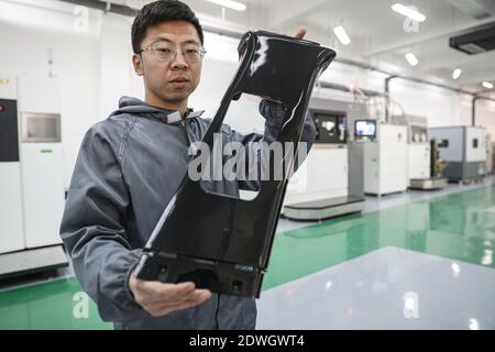 Shenyang, Shenyang, Cina. 23 dicembre 2020. Liaoning, CHINA-A operaio lavora su una linea di produzione di stampa 3D presso Shenyang Duowei Technology Development Co., LTD a Shenyang, provincia di Liaoning, 22 dicembre 2020. Si comprende che Shenyang Duwei Technology Development Co., Ltd. Grazie alla combinazione di tecnologia Internet e tecnologia 3D per trasformare la creatività in realtà. Nel campo della medicina, il Centro di sviluppo rapido di Duval Science and Technology ha stampato un modello 1:1 di CT dati trasformati di bambini con scoliosi congenita per la diagnosi medica e la comunicazione preoperatoria Foto Stock