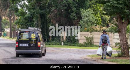 Johannesburg, Sudafrica - le società di sicurezza private pattugliano le strade residenziali per prevenire il crimine Foto Stock