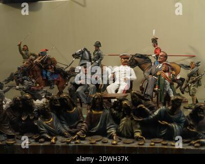 Mosca, Russia. 20 dicembre 2020. Le figure in miniatura dei leader dei paesi della coalizione anti-Hitler ripetono la trama delle fotografie della conferenza di Teheran nel 1943.Statuette di Franklin D. Roosevelt, Joseph Stalin e Winston Churchilll sulla vetrina di un negozio di souvenir. Credit: SOPA Images Limited/Alamy Live News Foto Stock