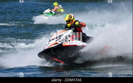 Due concorrenti di Jet Ski RACE che creano a sacco di spray. Foto Stock