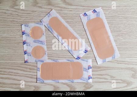 Primelin – Francia, 16 novembre 2020 : medicazione adesiva in Hansaplast di diverse forme Foto Stock