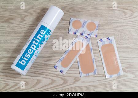 Primelin – Francia, 16 novembre 2020 : condimento adesivo Hansaplast e spray antisettico bisettico Foto Stock
