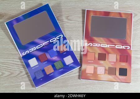 Primelin – Francia, 16 novembre 2020 : due caselle d'ombra Beetique eye Foto Stock