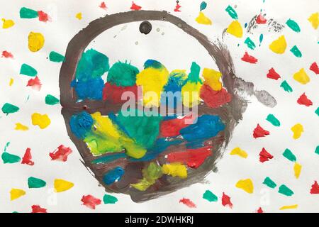 Disegno di bambino di sette anni, uova colorate per Pasqua in cestino. Foto Stock
