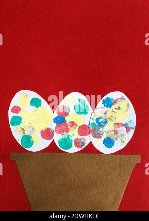 Disegno del bambino di sette anni, uova colorate per Pasqua. Foto Stock